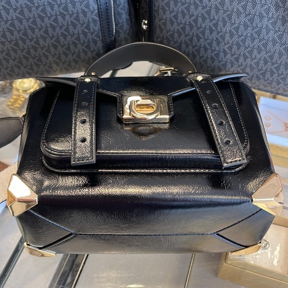 MICHAEL KORS
Manhattan Medium TH SCHOOL Crackled Metallic Leather SATCHEL
Black - Picture 11 of 16